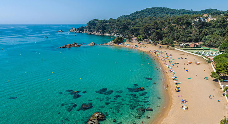 Profitez de la plage Santa Cristina à proximité du camping El Pinar
