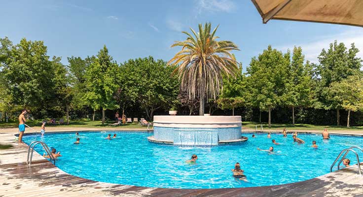 Piscine en plein air du camping pour vos vacances en Espagne