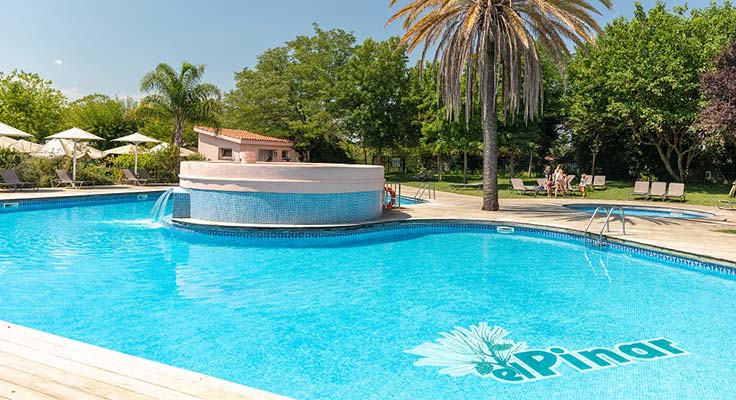 Piscine en plein air, pataugeoire et transats vous attendent au camping El Pinar sur la Costa Brava