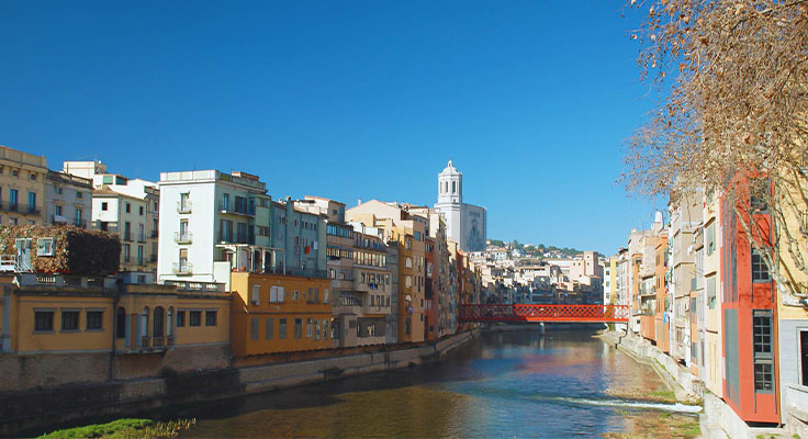 Découvrez Gérone et ses maisons colorées au-dessus de l'Onyar