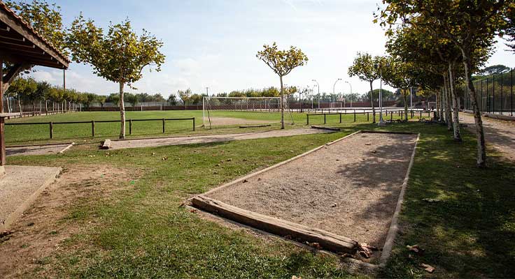 Venez vous affronter lors d'un tournoi de pétanque sur les terrains du camping El Pinar à Blanes