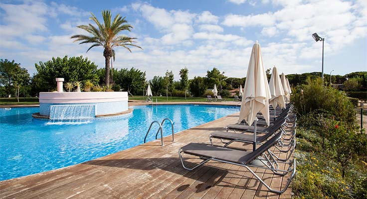 Détente et repos au bord de la piscine sous le soleil de Blanes en Catalogne
