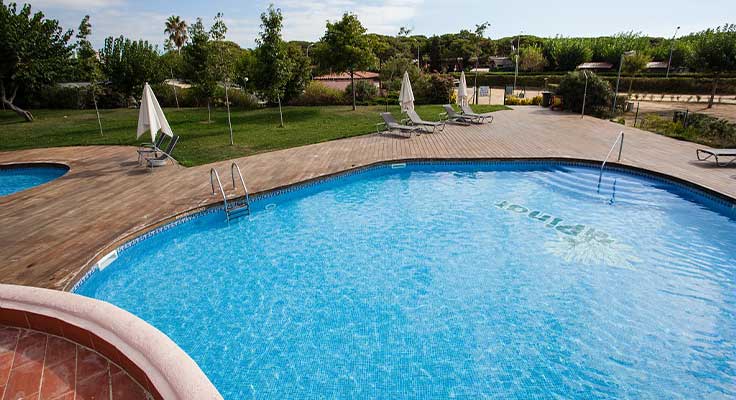 Piscine, pataugeoire et transats vous attendent à Blanes au camping El Pinar