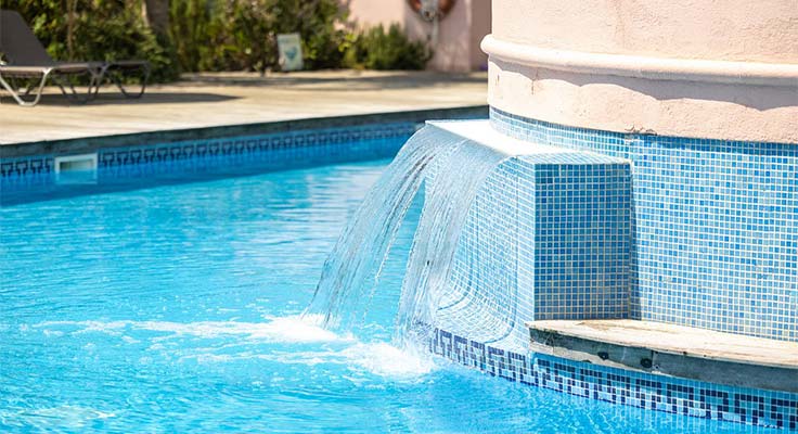 Profitez de la piscine en plein extérieure du camping