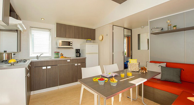 Salon-cuisine d'un mobil-home Comfort