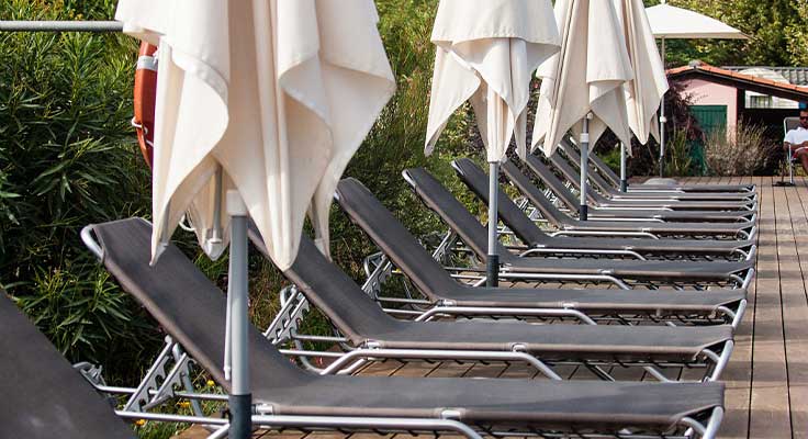 Détendez-vous sur les transats du camping El Pinar sur la Costa Brava