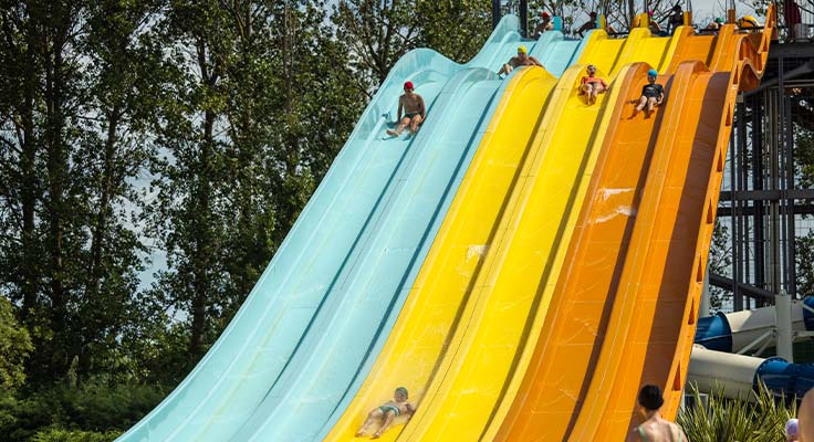 Venez vous amuser en famille dans les toboggans de Water World à proximité du camping El Pinar